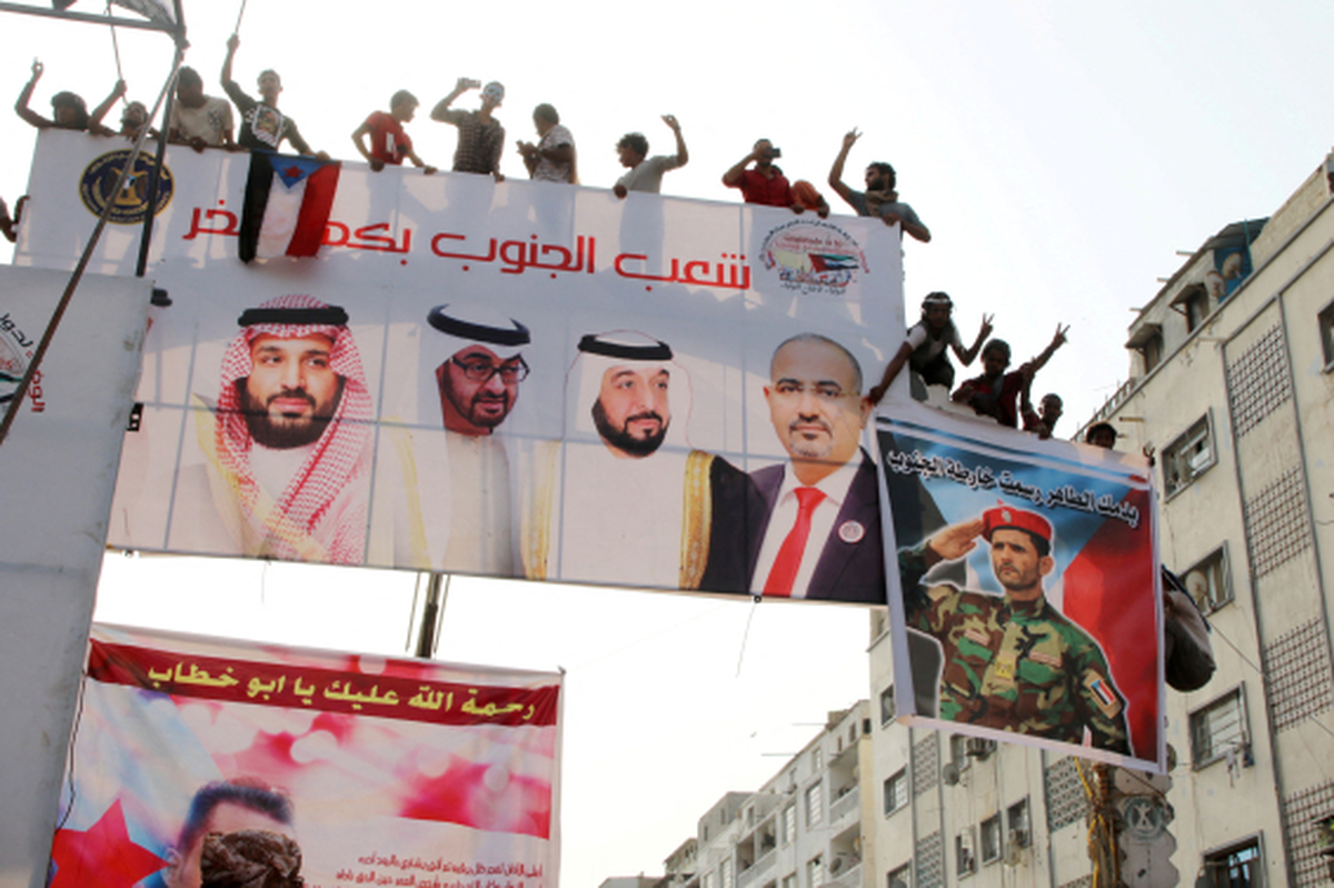 Separatistas del sur se paran en una valla publicitaria durante una manifestación para mostrar su apoyo a los Emiratos Árabes Unidos | GENTILEZA REUTERS Separatistas del sur se paran en una valla publicitaria durante una manifestación para mostrar su apoyo a los Emiratos Árabes Unidos | GENTILEZA REUTERS 
