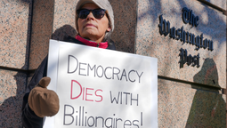 La prensa actúa como el perro guardián (watchdog). Si no hay periodistas cubriendo tribunales, ayuntamientos o investigaciones gubernamentales, la corrupción tiende a aumentar por falta de exposición, manifestaron testigos ante la sede portando carteles: Sin vigilancia no hay rendición de cuentas y La democracia muere a los pies de los billonarios La prensa actúa como el perro guardián (watchdog). Si no hay periodistas cubriendo tribunales, ayuntamientos o investigaciones gubernamentales, la corrupción tiende a aumentar por falta de exposición, manifestaron testigos ante la sede portando carteles: Sin vigilancia no hay rendición de cuentas y La democracia muere a los pies de los billonarios