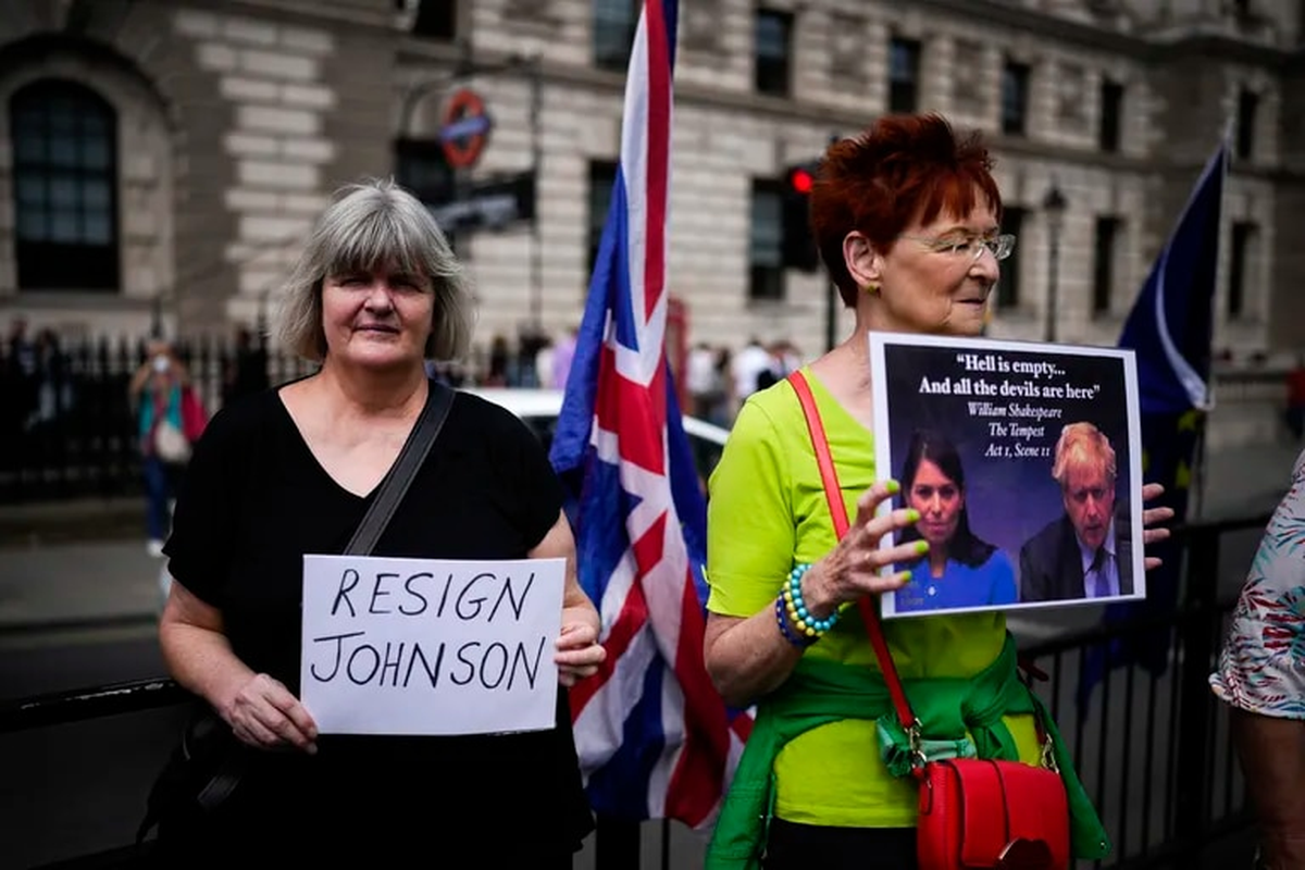 Según una encuesta de YouGouv de ayer martes 5/07, Solo el 18% del público británico dice que Johnson debería quedarse.