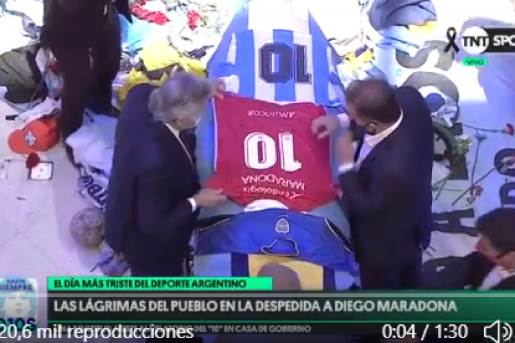 Imagen de Alberto Fernández tapando el sol con la camiseta.