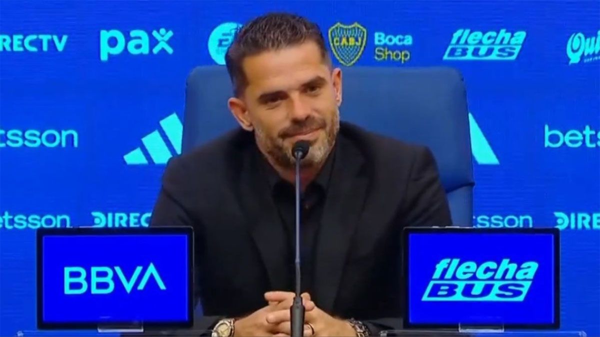 FernandoGago se disponía a comentar el empate de Boca y Deportivo Riestra 1-1 enconferencia de prensa pero una periodista lo felicitó por su traje. (Foto:Captura de TV)