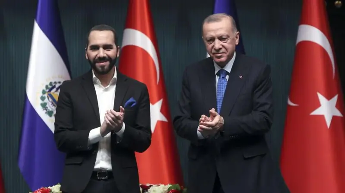 Bukele visitó a Erdoan en Turquía en 2022 como parte de una gira que buscaba diversificar las inversiones de su país, muy atadas a Estados Unidos. Bukele visitó a Erdoan en Turquía en 2022 como parte de una gira que buscaba diversificar las inversiones de su país, muy atadas a Estados Unidos.