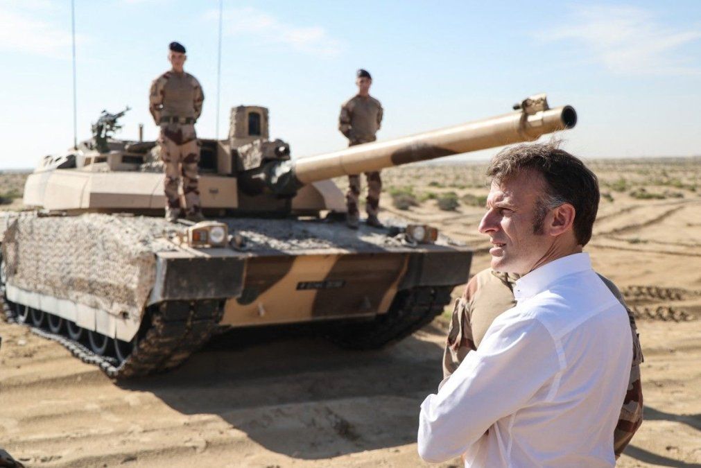 El presidente de Francia, Emmanuel Macron, frente a un tanque Leclerc durante un ejercicio cerca de la base del 5to. Regimiento de Coraceros, en la ciudad militar de Zayed (Emiratos Árabes Unidos), el 22/12/2025.
