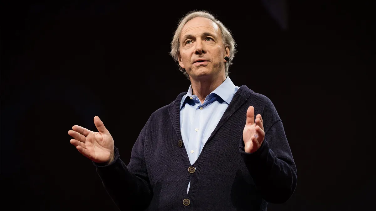 Ray Dalio advierte sobre un posible colapso económico por la deuda de Estados Unidos.