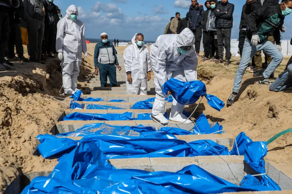 Palestinos que fueron asesinados en la guerra enterrados en fosas comunes. Palestinos que fueron asesinados en la guerra enterrados en fosas comunes.