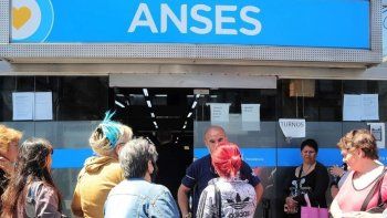 Santa Fe, se ubica segunda entre las que más pidieron el bono de asistencia. Santa Fe, se ubica segunda entre las que más pidieron el bono de asistencia.