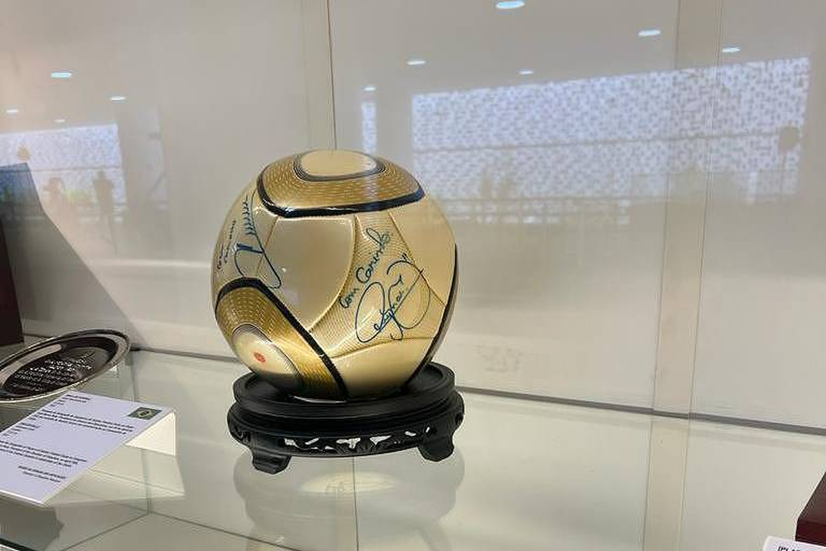 Balón autografiado por Neymar está entre los objetos robados por estafadores durante la invasión de la Cámara