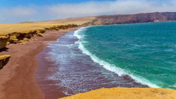 la increible playa de arena roja que pocos conocen en sudamerica la increible playa de arena roja que pocos conocen en sudamerica