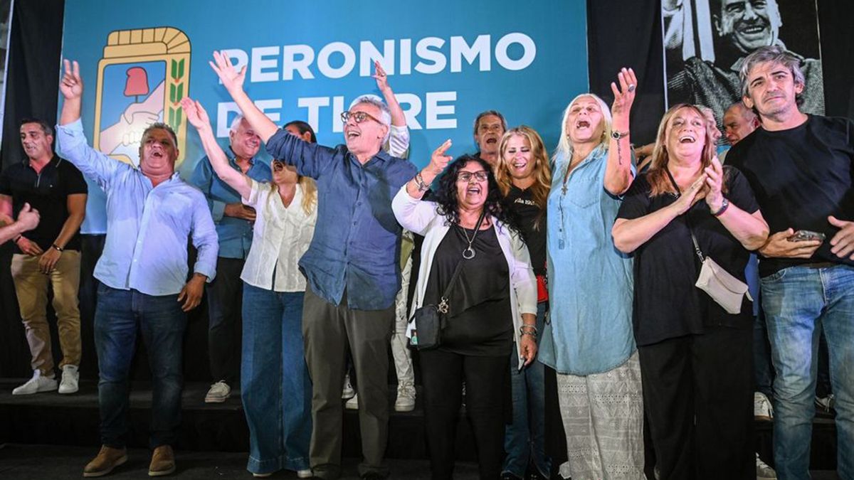 El intendente de Tigre, Julio Zamora, presentó la lista “Celeste y Blanca” para competir en las próximas elecciones internas del PJ de ese distrito. El intendente de Tigre, Julio Zamora, presentó la lista “Celeste y Blanca” para competir en las próximas elecciones internas del PJ de ese distrito.