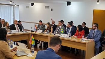 Ayer se reunió la instancia técnica del tratado de la hidrovía, pero no hubo avances. Hoy toca el turno a la instancia política. Ayer se reunió la instancia técnica del tratado de la hidrovía, pero no hubo avances. Hoy toca el turno a la instancia política.