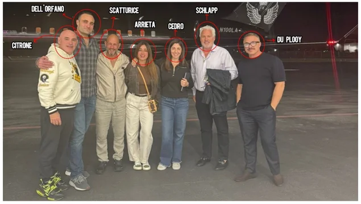 La foto fue publicada por Data Clave cuando ocurrió el escándalo de las valijas. Las 2 personas señaladas son de CPAC y también de Tactic, la empresa propietaria del avión de la discordia. La foto fue publicada por Data Clave cuando ocurrió el escándalo de las valijas. Las 2 personas señaladas son de CPAC y también de Tactic, la empresa propietaria del avión de la discordia.
