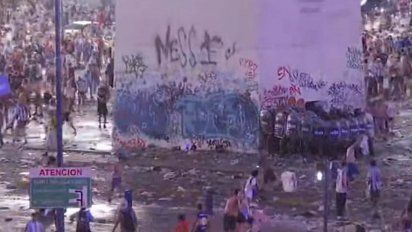 Hinchas violentos chocaron con la policía en el Obelisco