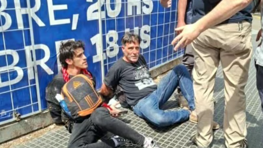 El padre Paco fue detenido y luego liberado en la marcha de los jubilados frente al Congreso. El padre Paco fue detenido y luego liberado en la marcha de los jubilados frente al Congreso.