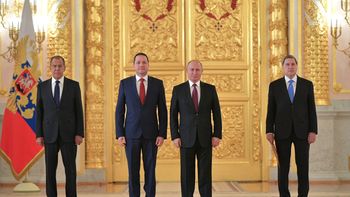 Venezuela en el Kremlin: Carlos Faría, entre Vladímir Putin y Serguei Lavrov. Venezuela en el Kremlin: Carlos Faría, entre Vladímir Putin y Serguei Lavrov.