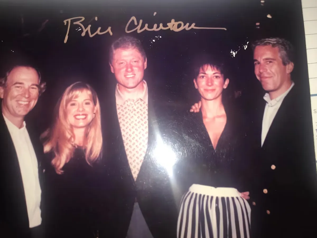 Bill Clinton junto a Ghislaine Maxwell y Jeffrey Epstein | Foto: Demócratas de supervisión de la Cámara de Representantes Bill Clinton junto a Ghislaine Maxwell y Jeffrey Epstein | Foto: Demócratas de supervisión de la Cámara de Representantes