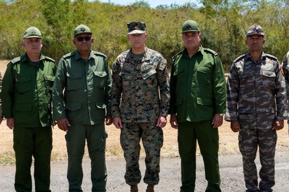 El general Francis Donovan, líder del Comando Sur, supervisó las instalaciones de seguridad perimetral en la base de Guantánamo durante la cumbre con jefes militares de Cuba. El general Francis Donovan, líder del Comando Sur, supervisó las instalaciones de seguridad perimetral en la base de Guantánamo durante la cumbre con jefes militares de Cuba.