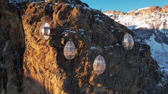 Alojarse en cápsulas colgantes en medio de la montaña en la Patagonia