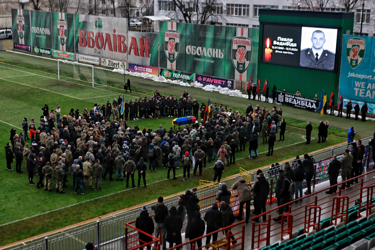 Pavel Vedibida en el estadio del FC Obolón. Pavel Vedibida en el estadio del FC Obolón.