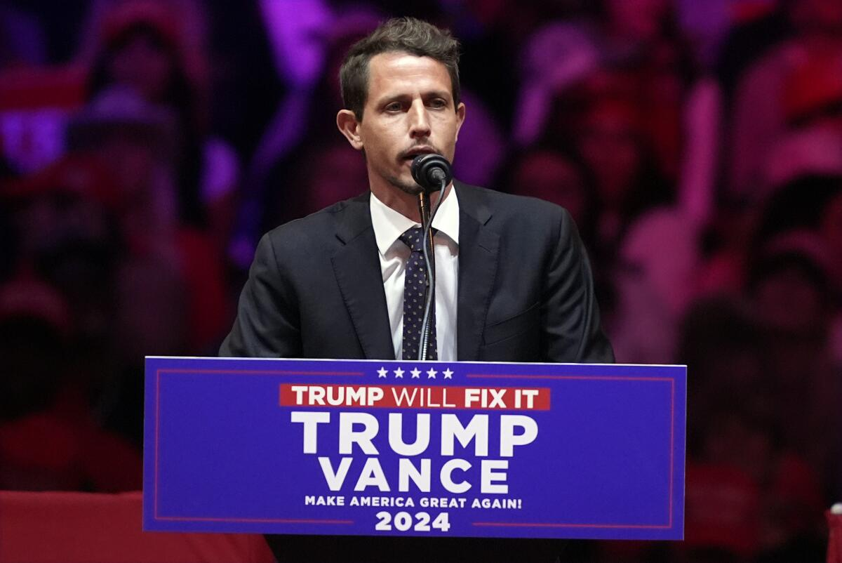 El comediante Tony Hinchcliffe derrapó en el mitin de Trump. El comediante Tony Hinchcliffe derrapó en el mitin de Trump.