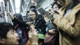 Usuarios utilizando sus telefónos en China.