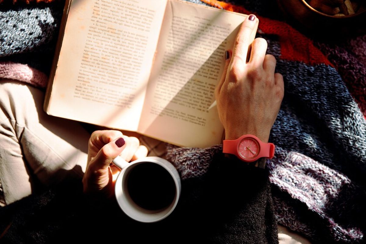 Leer libros debería estar más extendido entre los adultos mayores, ya que disponen de tiempo para dedicarle, pero aun así sólo 4 de cada 10 conserva ese hábito.