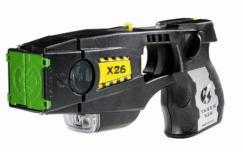 Taser: "Instalándose la falsa noción de que es la única opción como elemento de dotación, lo que ha sesgado a los decisores ante una variedad de alternativas posibles para abordar esta cuestión".