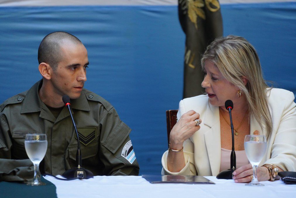 Nahuel Gallo durante su declaración a los medios, acompañado de la ministra Alejandra Monteoliva, el canciller Pablo Quirno y el director de Gendarmería, Claudio Brilloni.