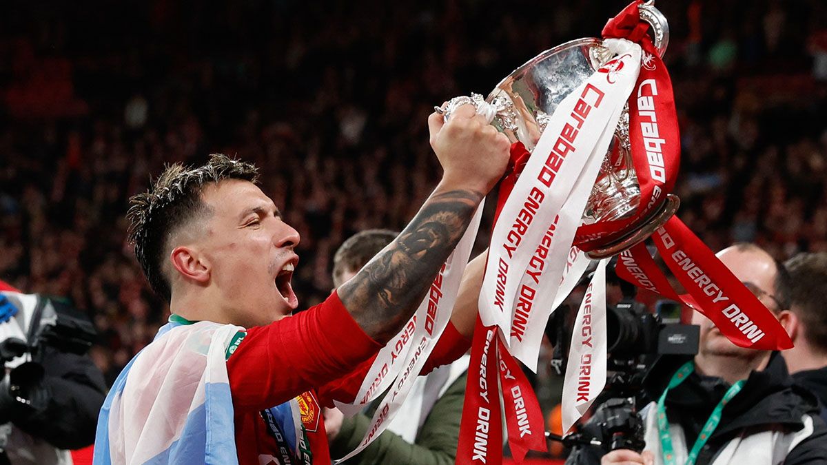 Lisandro Martínez sumó un nuevo título, esta vez, el de la Copa de la Liga Inglesa de Fútbol con el Manchester United que derrotó al Newcastle 2-0. (Foto: Noticias Argentinas/REUTERS)