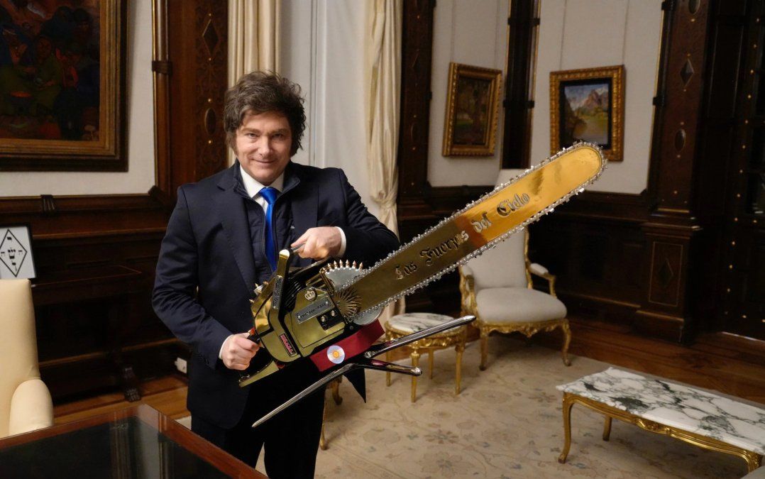 Milei y su motosierra. Símbolo del gobierno libertario.