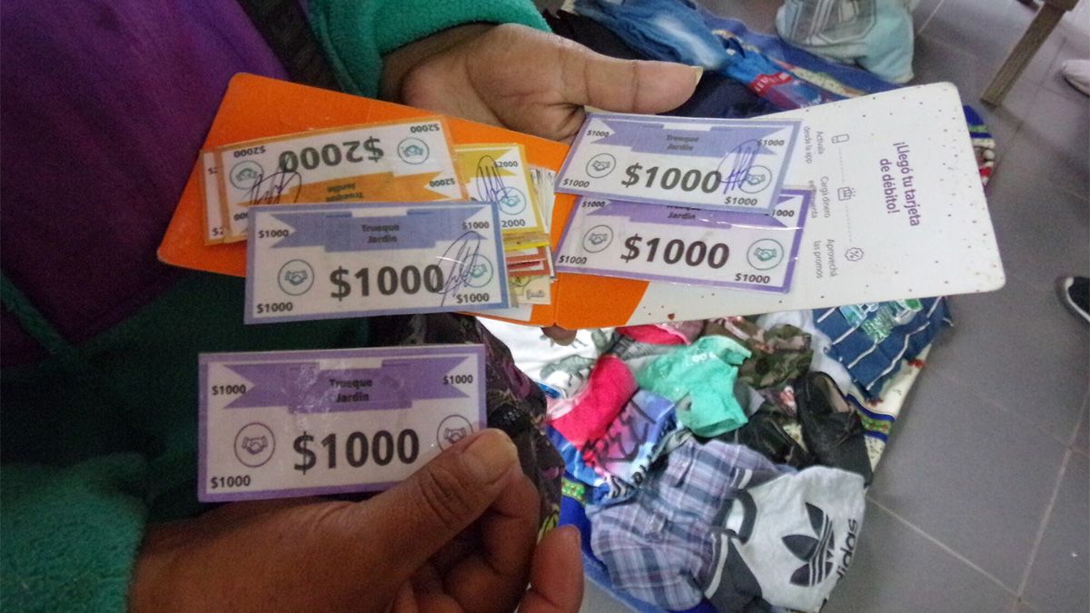 Argentina atraviesa una nueva crisis económica que revive una práctica que parecía olvidada desde 2001 como el trueque que sustituye al papel moneda. Argentina atraviesa una nueva crisis económica que revive una práctica que parecía olvidada desde 2001 como el trueque que sustituye al papel moneda.