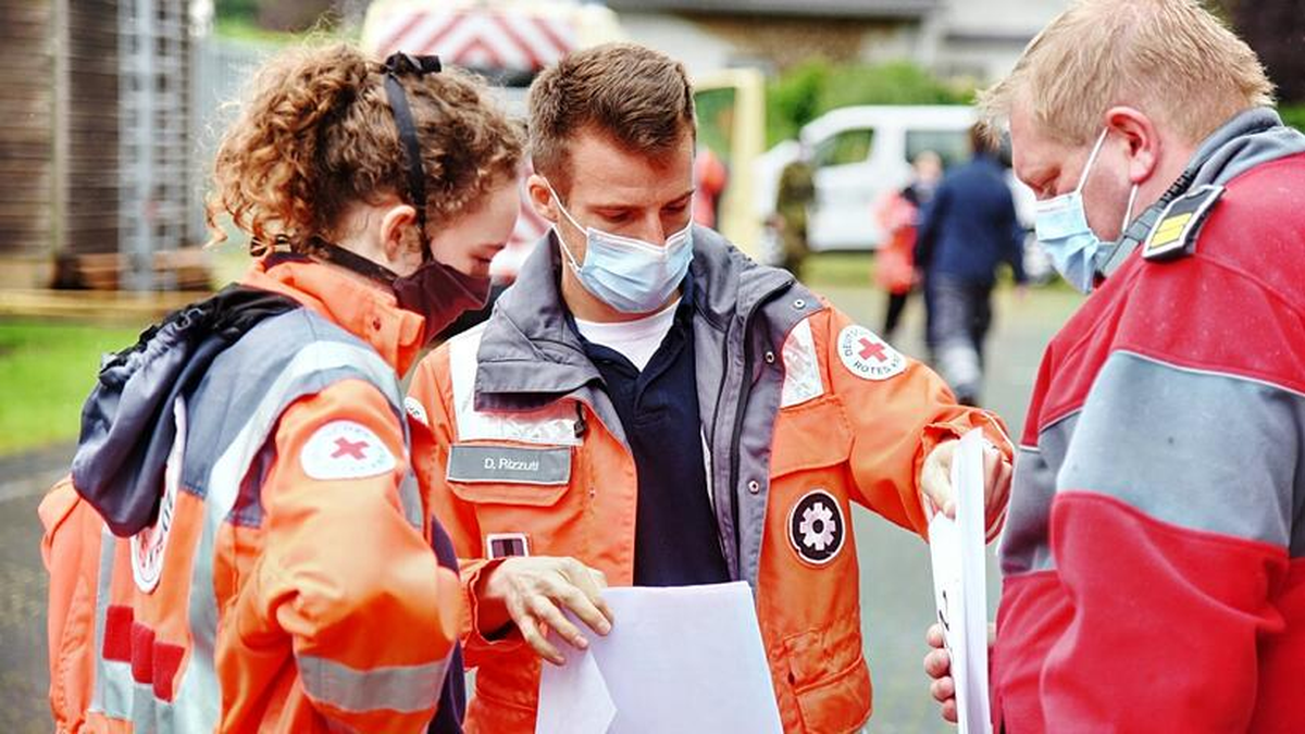 Durante la pandemia del COVID-19, la Cruz Roja redobló sus esfuerzos y llevó a cabo acciones para asistir a las personas afectadas por la crisis. Durante la pandemia del COVID-19, la Cruz Roja redobló sus esfuerzos y llevó a cabo acciones para asistir a las personas afectadas por la crisis.