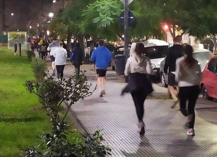 En los Bosques de Palermo la gente  se aglomeró para hacer ejercicio.