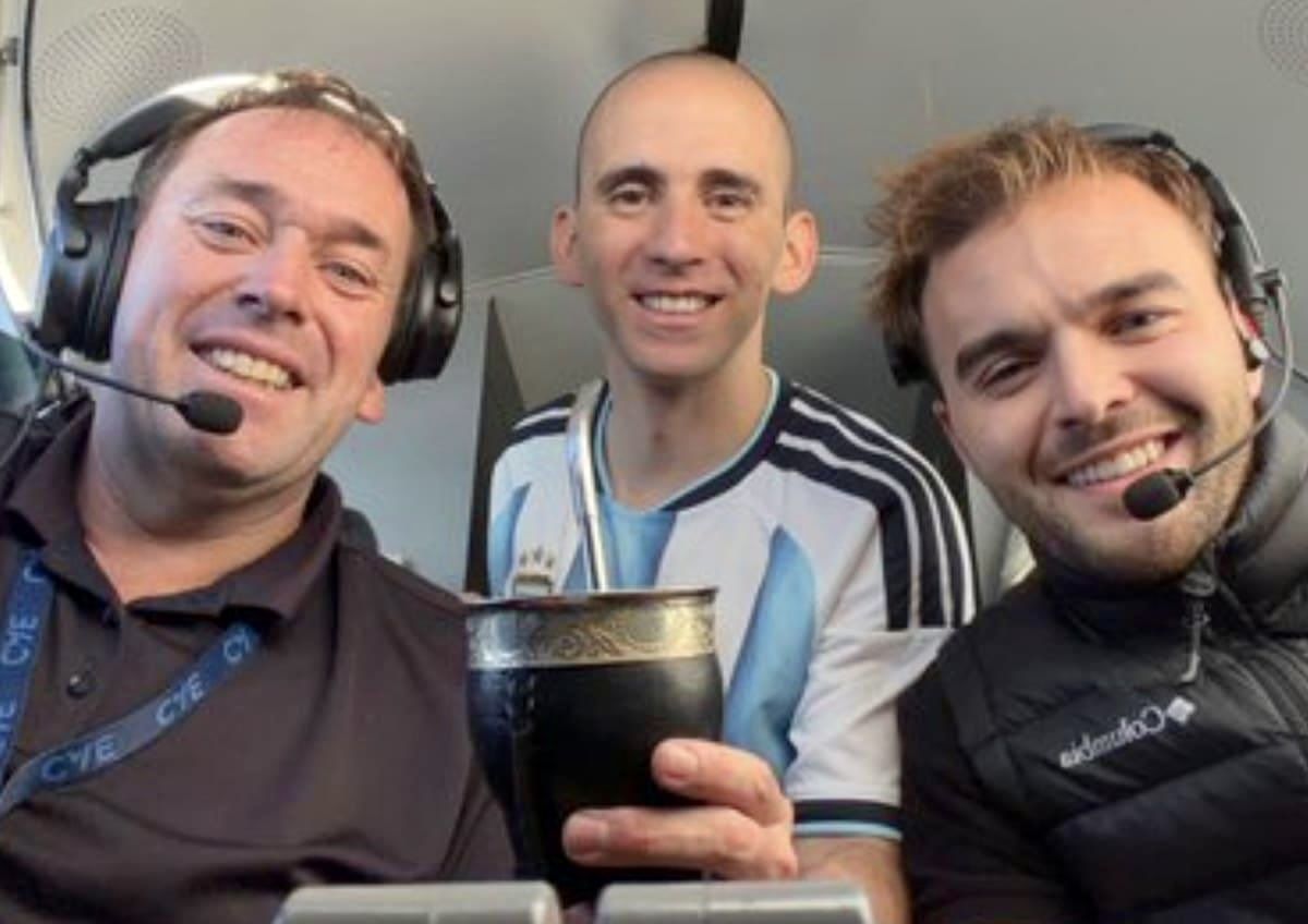 @TOPOarg: LLEGARON PARA LA FOTO La @afa pone a Nahuel Gallo, libre, al pie del avión. Nahuel Gallo vuela hacia su Patria, tomando mate y con la camiseta argentina con escudo de AFA. los ministros de @JMilei llegaron corriendo para sacarse una foto al lado de la esposa de Gallo.