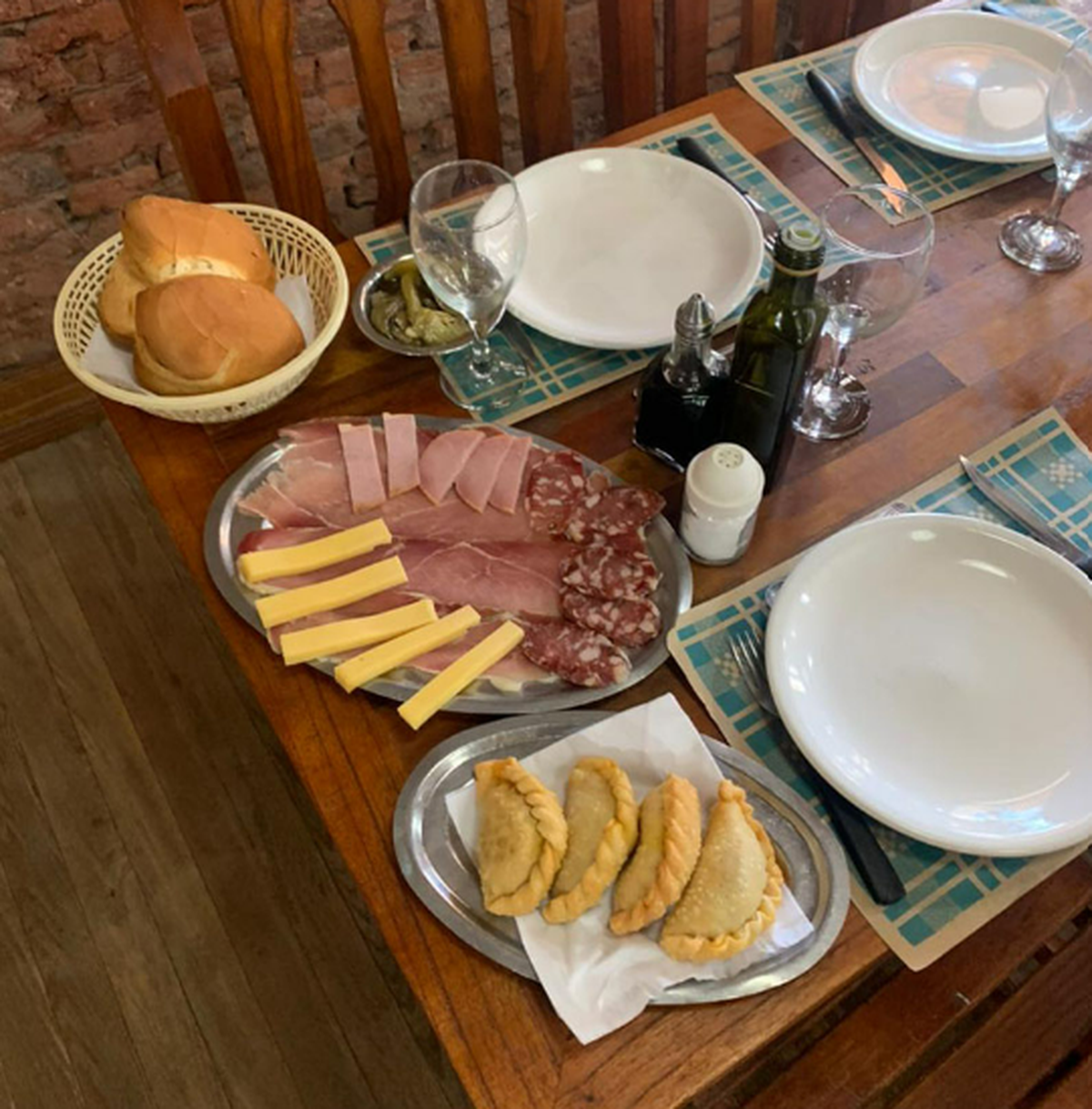 La picada y las empanadas fritas: un clásico de los restaurantes de campo.