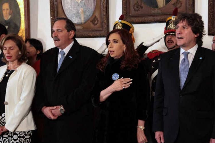 La presidente Cristina Fernández, en Tucumán, antes del acto oficial por el Día de la Independencia. La acompañan el gobernador José Alperovich, su esposa, la senadora Beatriz Rojkés, y el vicepresidente Amado Boudou. Foto: NA.
