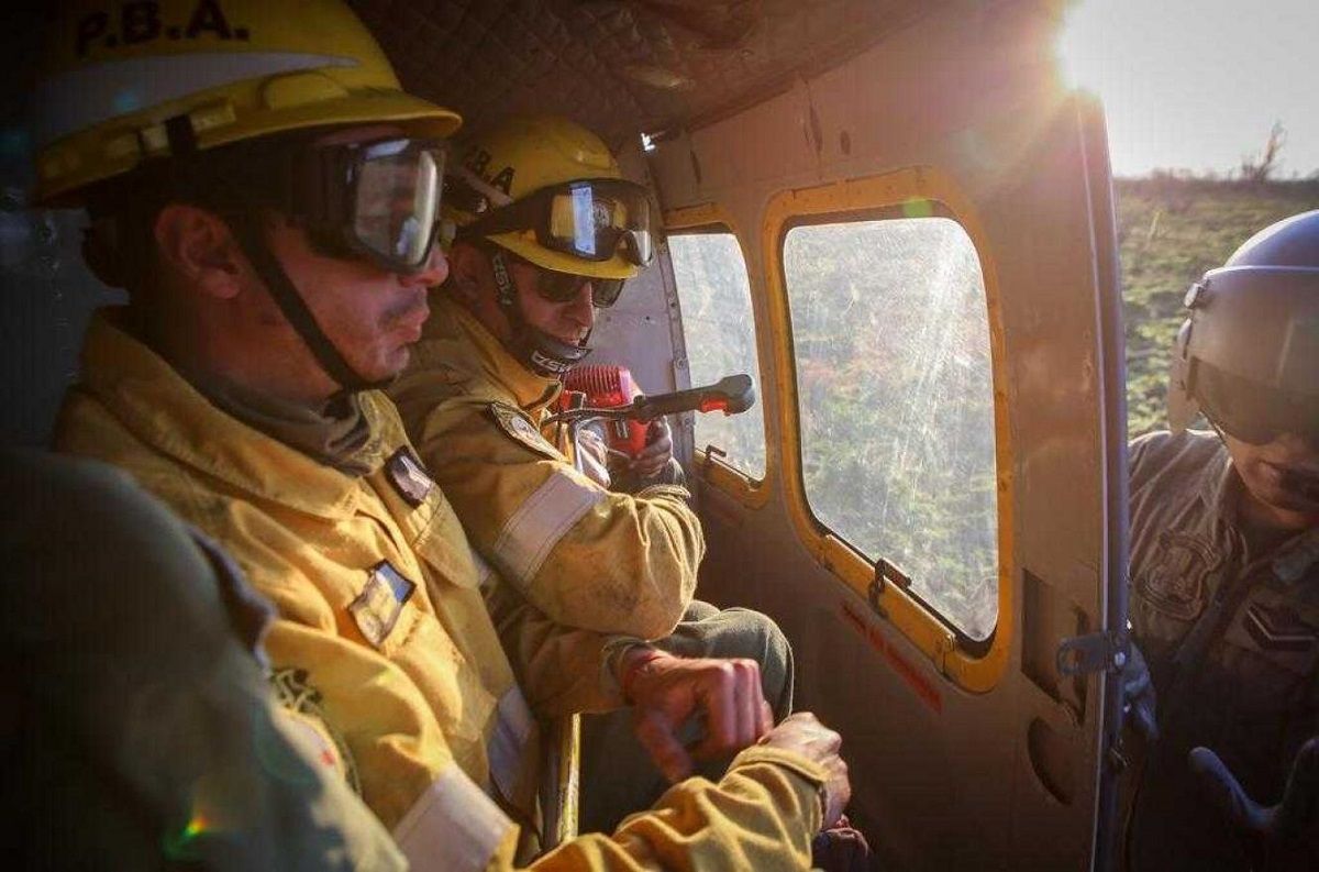 Personal de bomberos sobrevoló las zonas incendiadas
