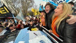 Javier Milei en su recorrida por la capital provincial