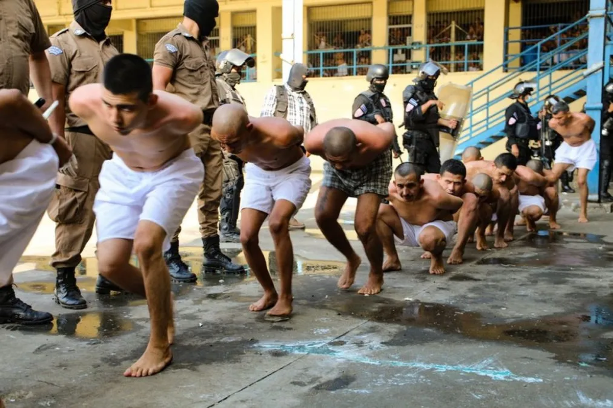 Algunos detenidos por oden de Nayib Bukele en el Centro Penal de Quezaltepeque (El Salvador).