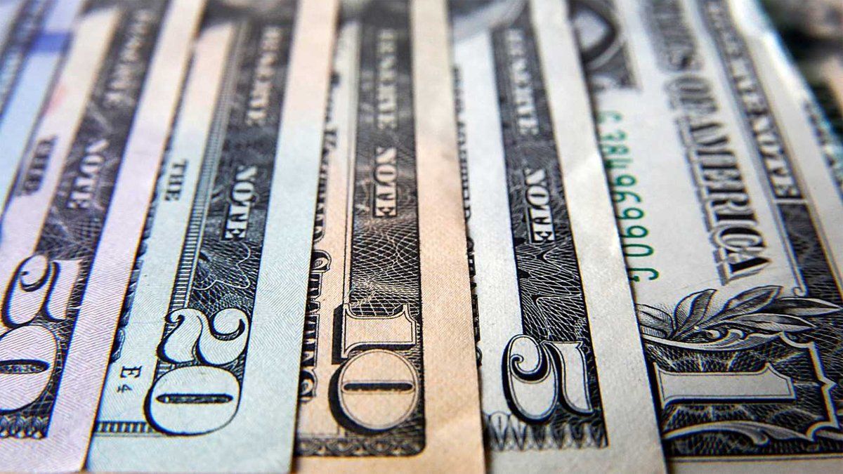 El dólar blue se cambiaba a $182. Foto: NA.