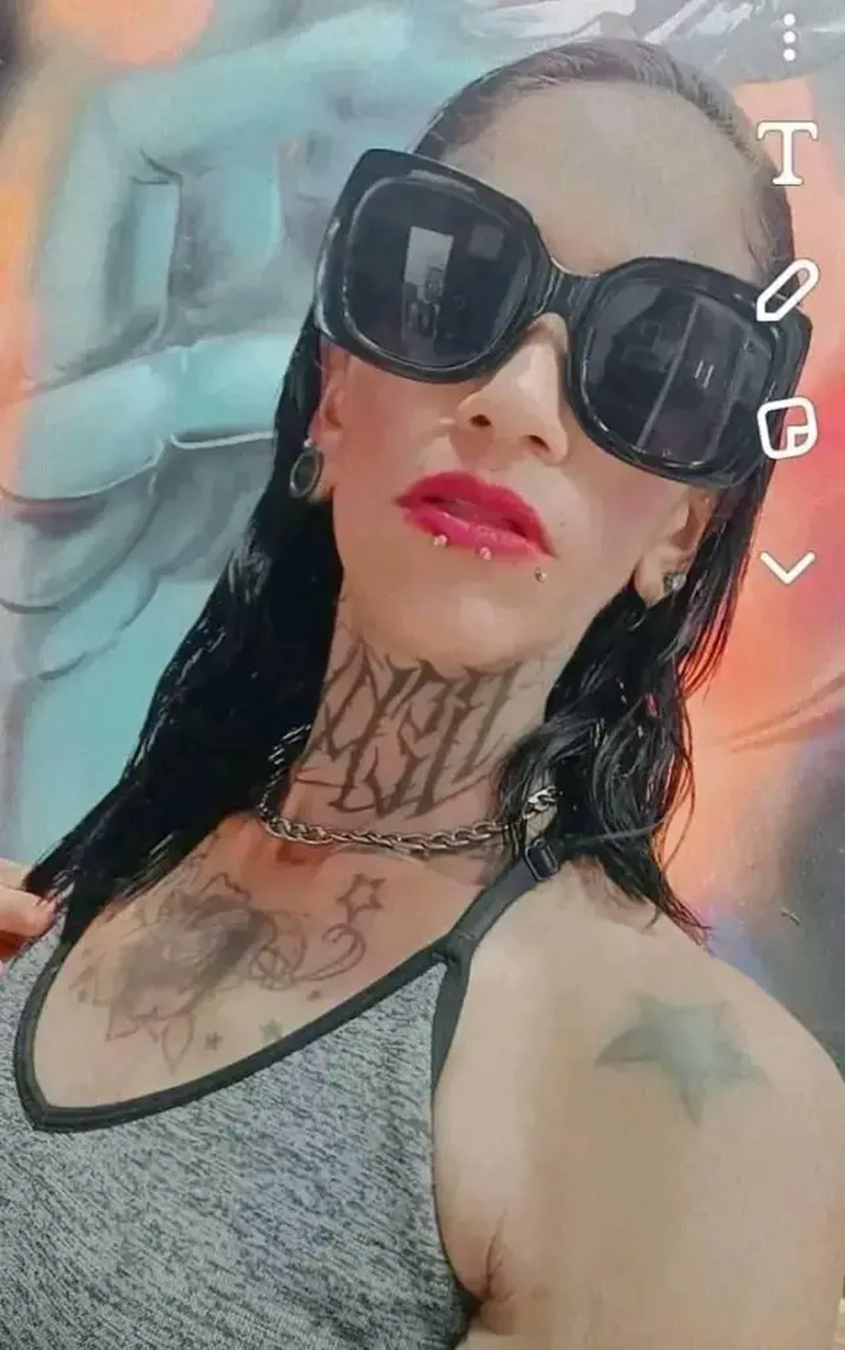 Una mujer afirmó que Primera la drogó y trajo hombres para que la violaran en grupo. Una mujer afirmó que Primera la drogó y trajo hombres para que la violaran en grupo.