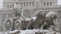 La fuente de Cibeles, uno de los grandes símbolos de Madrid, luce cubierta de nieve tras el paso de la borrasca Francis en la capital. La fuente de Cibeles, uno de los grandes símbolos de Madrid, luce cubierta de nieve tras el paso de la borrasca Francis en la capital.