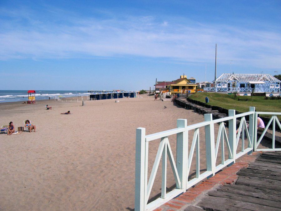La playa de Pinamar vacía espera colmar una capacidad que puede superar los 200 mil turistas en temporada alta.