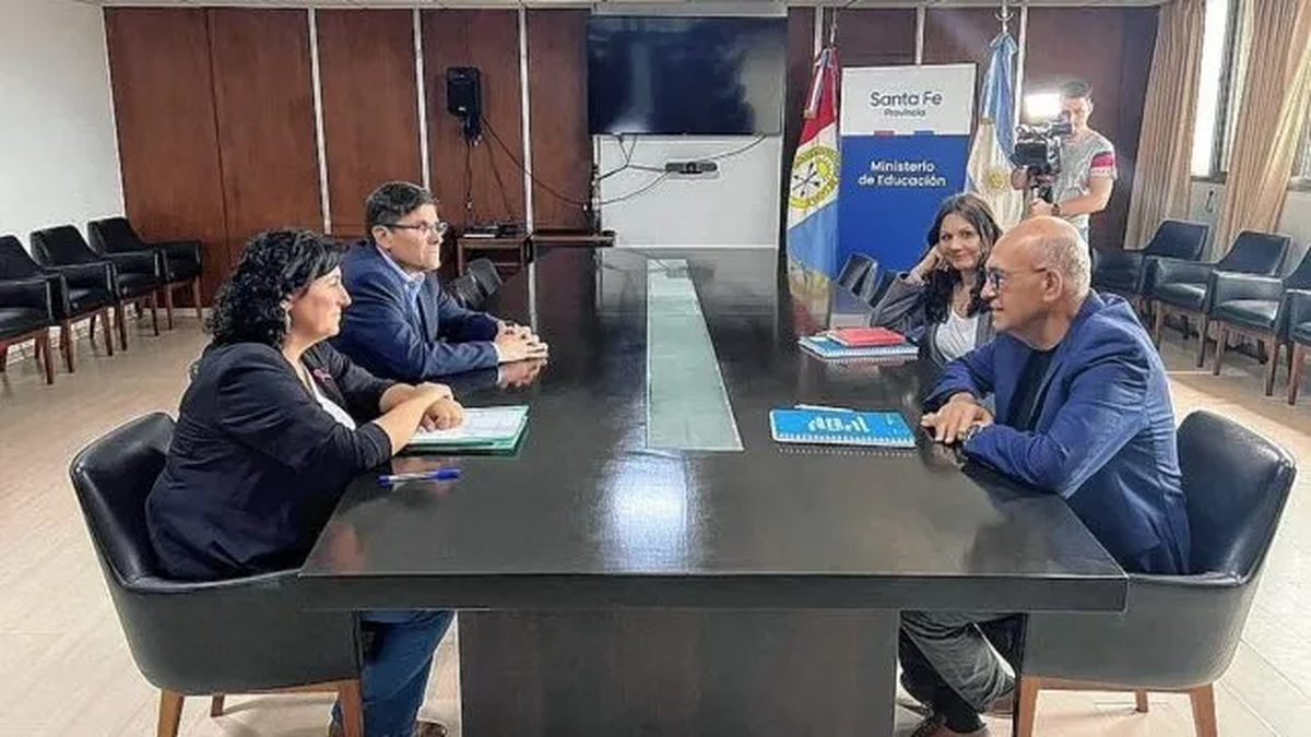Primer encuentro entre la actual gestión provincial educativa y la entrante. Primer encuentro entre la actual gestión provincial educativa y la entrante.