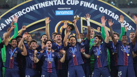 Karim Jaafar / AFPFoto de KARIM JAAFAR / AFPLos jugadores del PSG celebran en el podio tras ganar la final de la Copa Intercontinental de la FIFA 2025 entre el Paris Saint-Germain (PSG) y el CR Flamengo en el Estadio Ahmad bin Ali en Al-Rayyan, a las afueras de Doha, el 17 de diciembre de 2025. (Foto de Karim JAAFAR / AFP) Karim Jaafar / AFPFoto de KARIM JAAFAR / AFPLos jugadores del PSG celebran en el podio tras ganar la final de la Copa Intercontinental de la FIFA 2025 entre el Paris Saint-Germain (PSG) y el CR Flamengo en el Estadio Ahmad bin Ali en Al-Rayyan, a las afueras de Doha, el 17 de diciembre de 2025. (Foto de Karim JAAFAR / AFP)