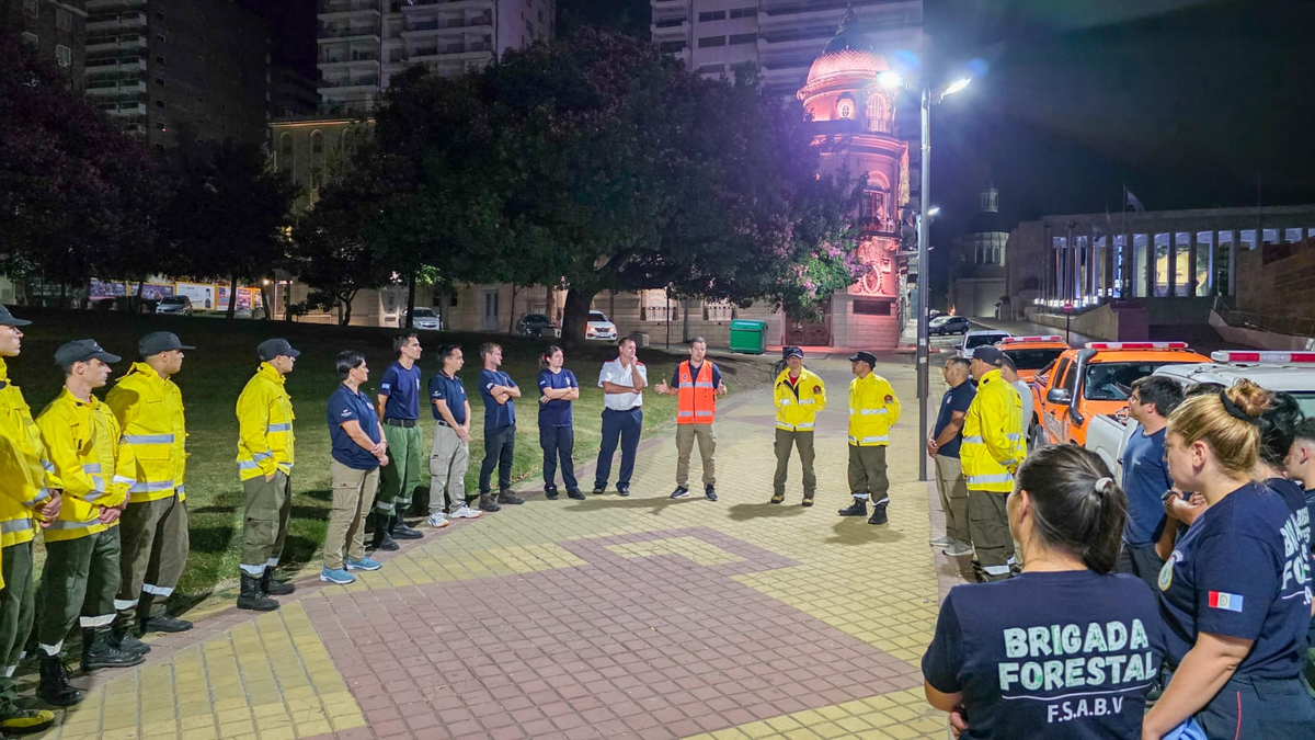 La delegación está integrada por 30 personas de Bomberos Voluntarios, Bomberos Zapadores y la Brigada de Atención y Prevención de Emergencias (BAPE). La delegación está integrada por 30 personas de Bomberos Voluntarios, Bomberos Zapadores y la Brigada de Atención y Prevención de Emergencias (BAPE). 