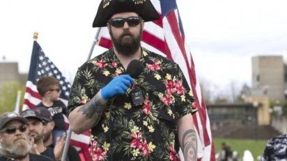 Boogaloo Bois: Camisas hawaianas y sueños mojados de Guerra Civil