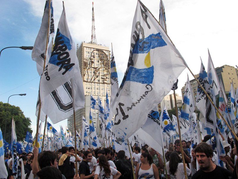 Militantes de La Cámpora, escudo del relato oficial.
