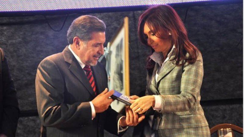 Cristina Fernández en 2010 recibe de manos de Beder Herrera una copia del Nunca Más Riojano donde figura César MIilani vinculado al caso Ledo.