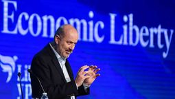 Federico Sturzenegger explicando las 200 áreas del Estado que logró cerrar en el primer año de gobierno del presidente Javier Milei. FOTO: (ARCHIVO JUAN VARGAS)/NA.