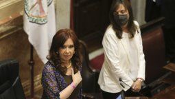 Cristina Kirchner en el Senado, junto a la secretaria Luz Alonso.
